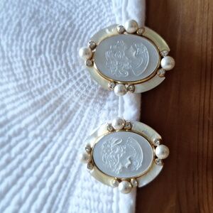 #306  Vintage collectable goldtone Butler clip on earrings